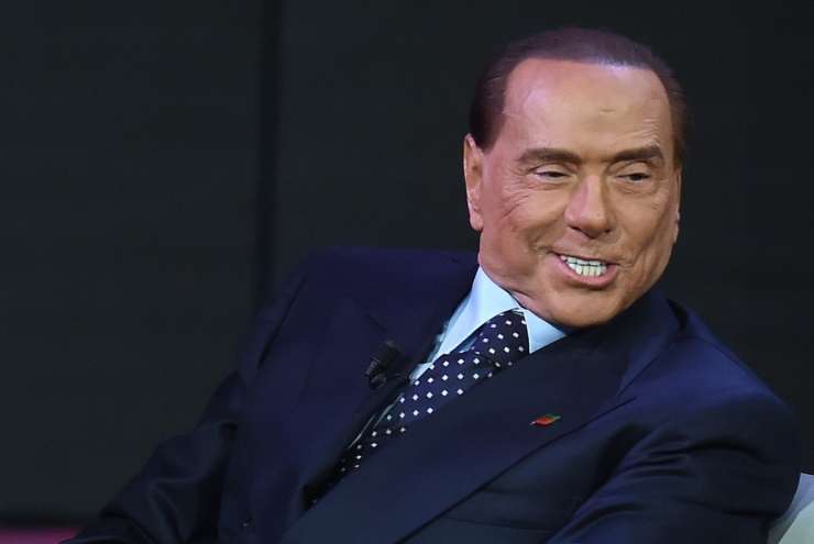 Berlusconi : Nezakoniti migranti so "tempirana bomba" in živijo od kriminala