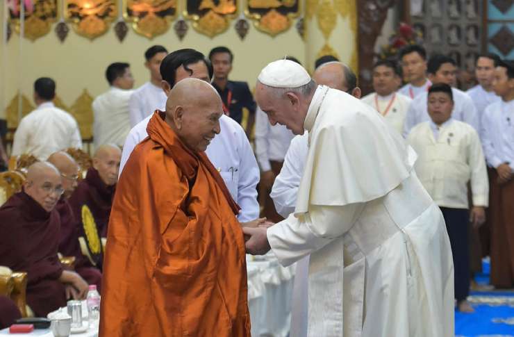 Frančišek budistične menihe poziva, naj ustavijo versko nestrpnost