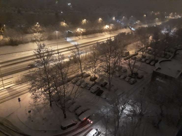 Slovenijo ponoči pobelil sneg