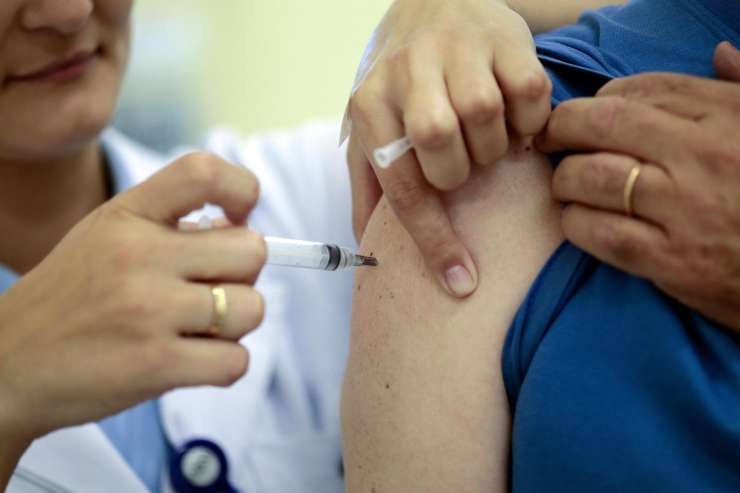 NIJZ je zmanjkalo cepiva proti gripi: to zimo rekorden naval na cepivo