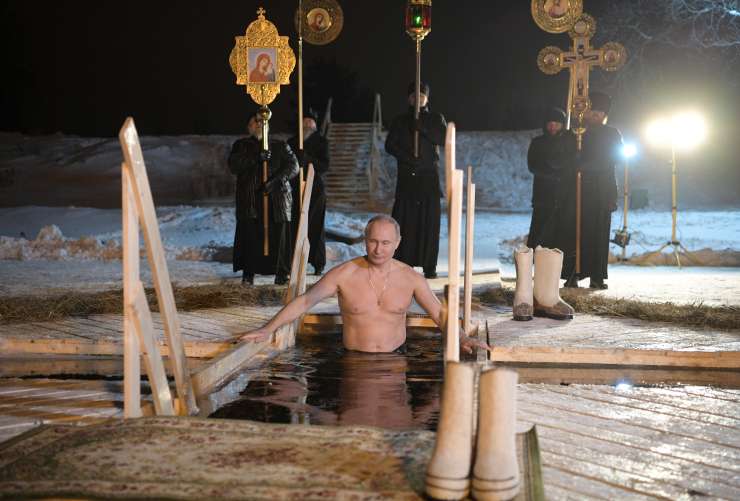 Obkrožen z duhovniki se je kagebejevec Putin potopil v ledeno jezero