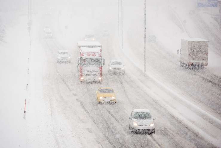 Sneženje povzroča preglavice zlasti na primorski avtocesti