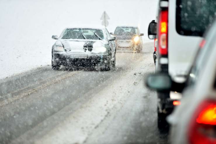 Nove pošiljke snega in burja do 100 km na uro; ceste zaprte zaradi prometnih nesreč