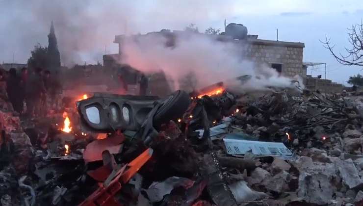 VIDEO: Sirski uporniki slavijo sestrelitev ruskega letala; pilota so usmrtili