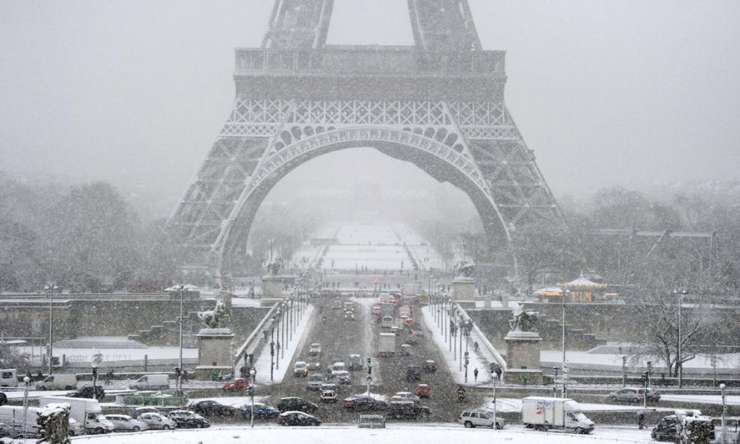 V Parizu je toliko snega, da so zaprli Eifflov stolp