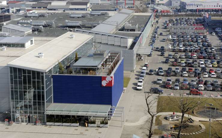 V garaži Mercatorja v Šiški zgorel avtomobil