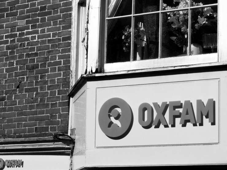 Sramotno početje "humanitarcev" Oxfama: seks s prostitutkami in grozenje pričam