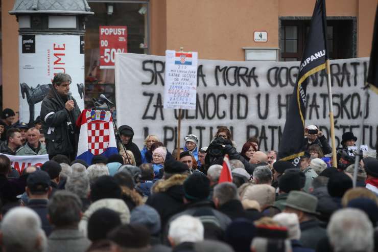 Vučića v Zagrebu "pozdravil" protest vojnih vdov in invalidov; Grabar-Kitarovićevo zmerjajo z izdajalko