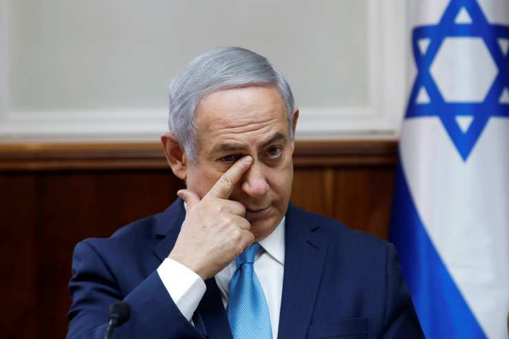 Korupcije osumljenega Netanjahuja in njegovo ženo je več ur zasliševala policija