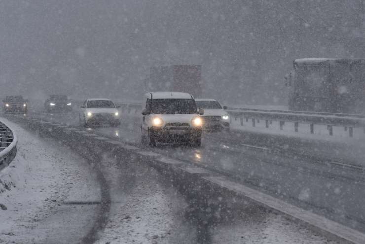 Nevarnost poledice na Primorskem, promet ovira tudi žled