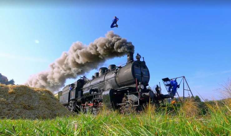 VIDEO: "Nori" Slovenci so skakali čez vlak!