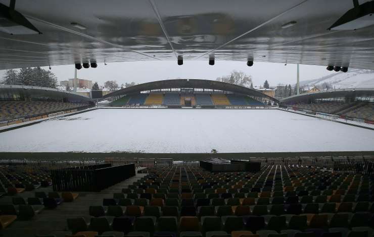 Zaradi snega bo ta konec tedna prestavljena večina nogometnih tekem v prvi ligi