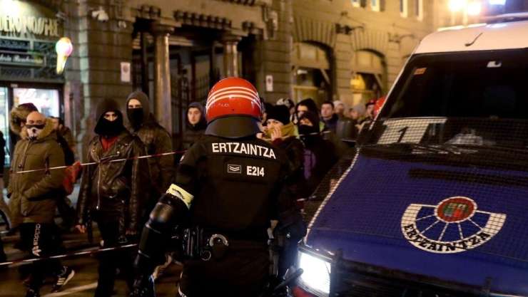 V pretepu ruskih in baskovskih navijačev v Bilbau  je policista zadela kap