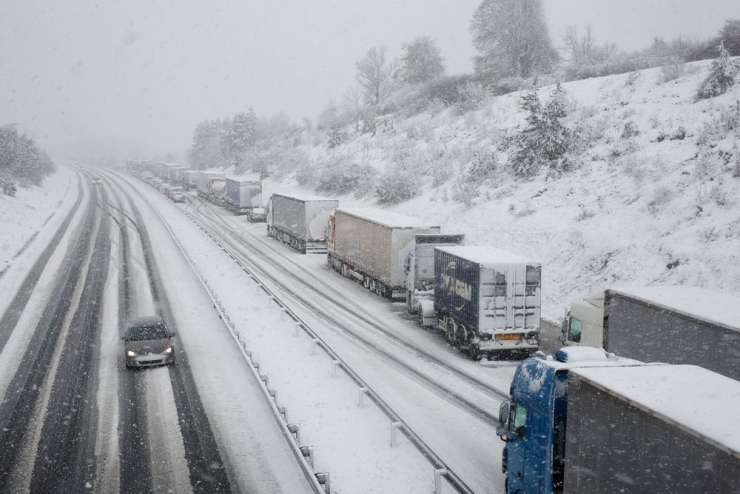 Eden najbolj mrzlih dni v letu je tu: na primorski avtocesti burja buta v vozila in nanaša sneg