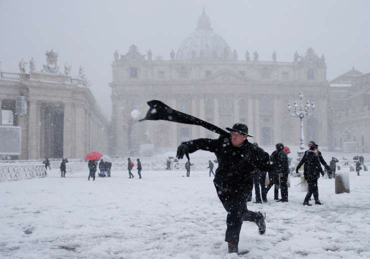 V Rimu je pet centimetrov snega zaprlo šole