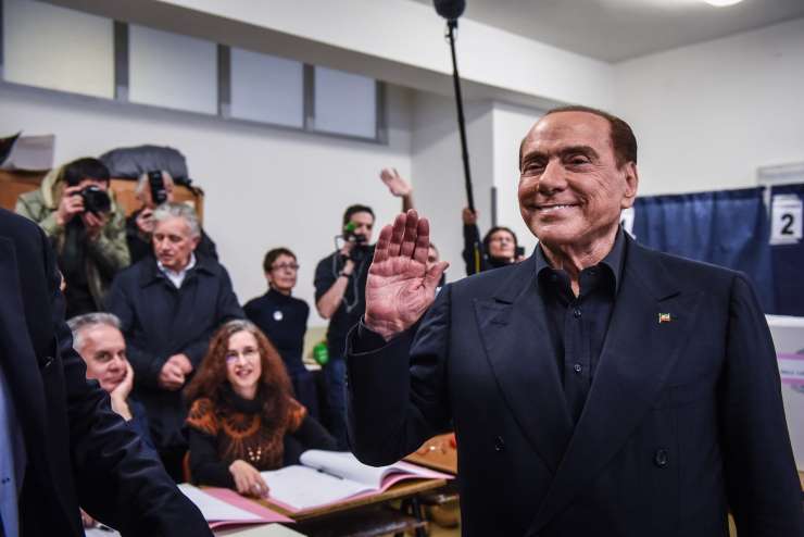 Berlusconijeva koalicija zmagovalka volitev, a brez večine