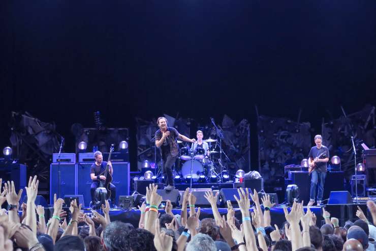 Pearl Jam in Guns N' Roses med dobitniki državnih posojil zaradi covida-19