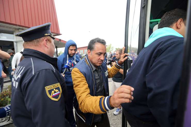 Škandalozna ignoranca Hrvatov, ki migrante preprosto spuščajo v Slovenijo: mesečno že tisoč ilegalnih prehodov meje