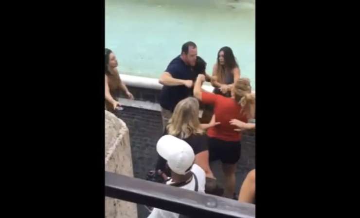 FOTO: Zaradi selfijev so se pred rimsko Fontano di Trevi stepli turisti