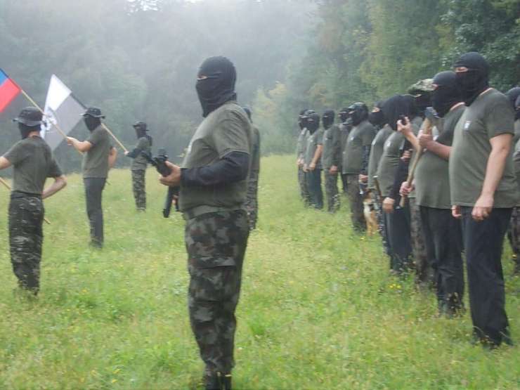 Andrej Šiško si je omislil zasebno vojsko: maskiranci s sekirami in puškami so marširali po hosti (FOTO in VIDEO)