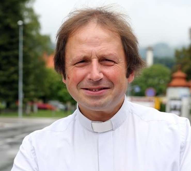 Župnik Janez Turinek je na župnišču odstranil tablo z napisom Titova cesta