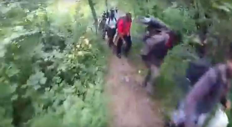 Šokirani gorski kolesar je na planini blizu Slovenije zapeljal skozi kolono migrantov (VIDEO)