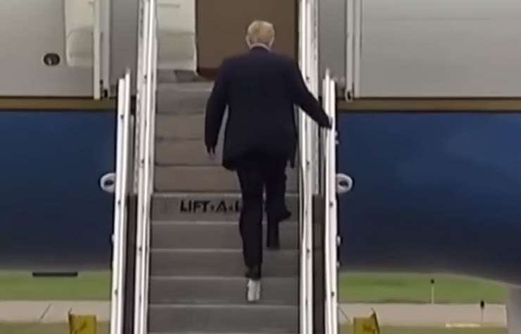 Poglejte to nerodnost: Trump se s toaletnim papirjem na podplatu vkrca na Air Force One (VIDEO)
