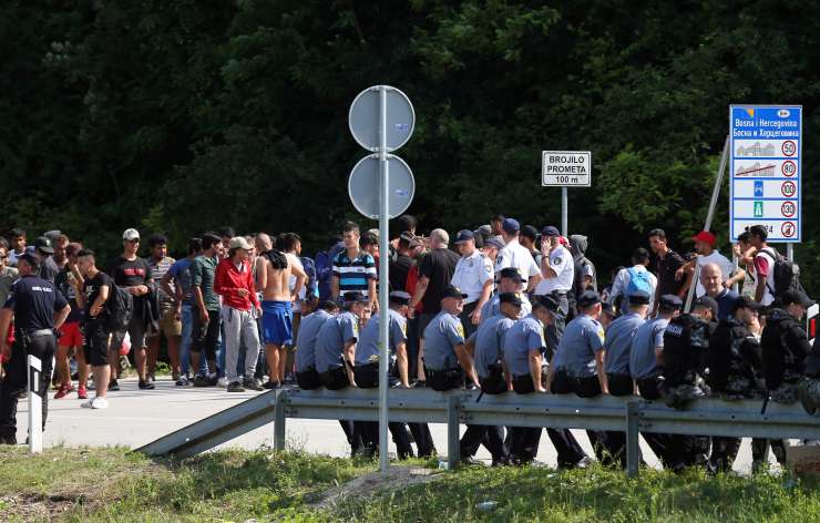 V BiH "odblokirali" mejni prehod Maljevac, 200 migrantov so odpeljali v Veliko Kladušo