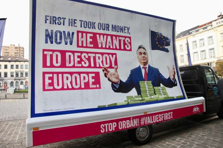 Šarčevi liberalci z vsemi topovi po Orbanu: Najprej je vzel naš denar, zdaj želi uničiti Evropo!