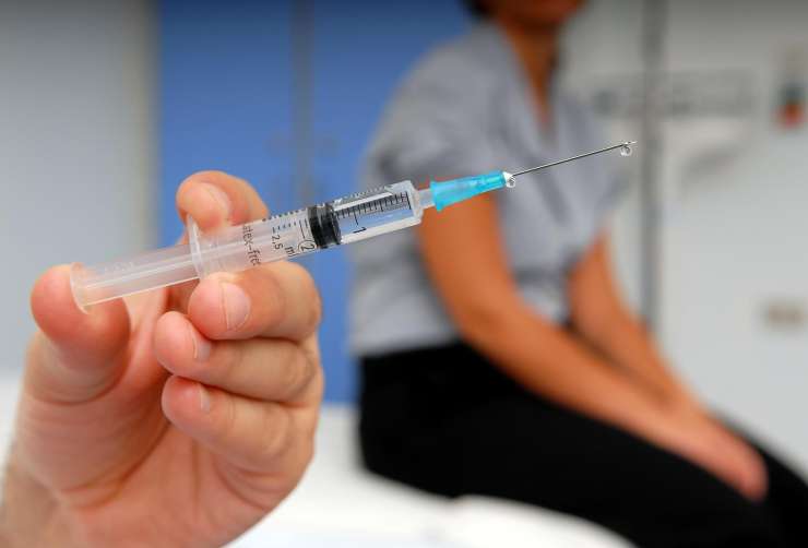 V Nemčiji moškega pomotoma cepili s petkratnim odmerkom cepiva proti covidu-19