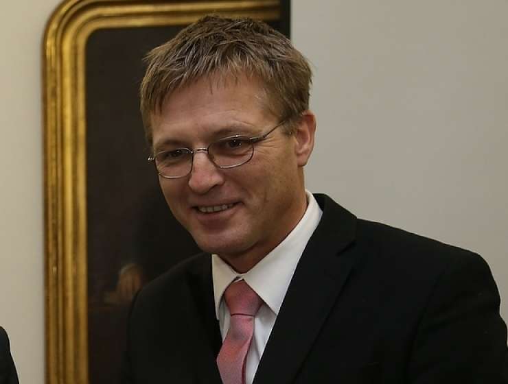 Če Marjan Šarec izgubi še enega poslanca, bo še bolj šibek