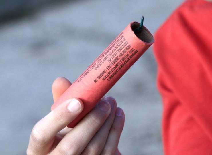 Na Bledu je otroku raketa eksplodirala v rokah in mu poškodovala roke in oči