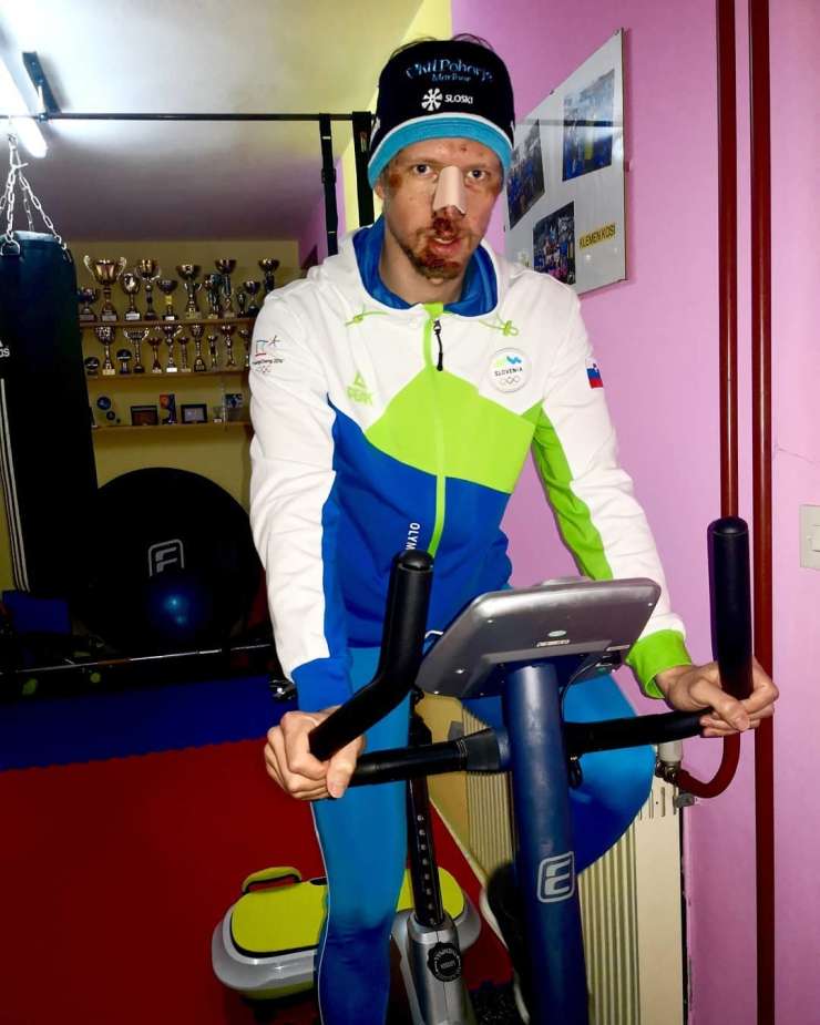 Klemen Kosi nekaj tednov po srhljivem padcu spet stopil na smuči