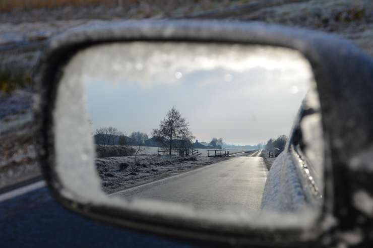 Sneg je ponekod že pobelil ceste