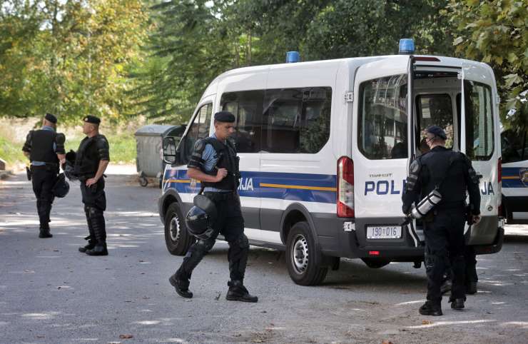 Tihotapec z avtom polnim migrantov bežal pred policijo in se zaletel