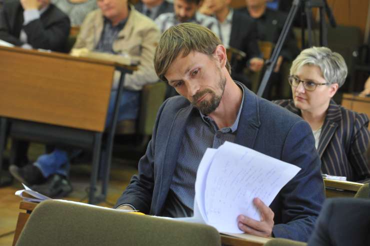 Sem zadnji, ki bi podpiral predsednika vlade, ampak v primeru fiktivnih prijav prebivališč pa je Janez Janša imel zelo prav