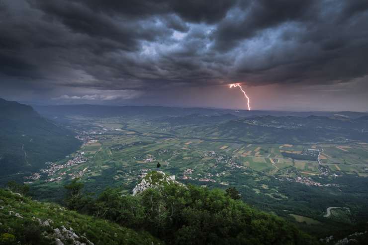 Pozor: v okolici Mozirja nastala močna nevihtna celica, pričakujte točo, nalive, sunke vetra