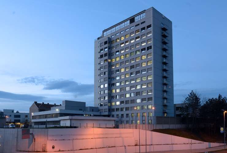 Šok: na urgenci UKC Maribor kar trije zdravniki okuženi s koronavirusom