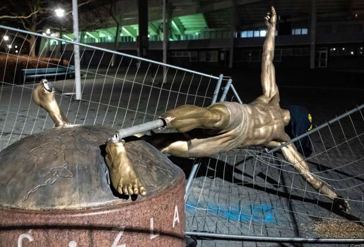 Z Ibrahimovićevim kipom v Malmöju same težave: od oktobra je tarča vandalov