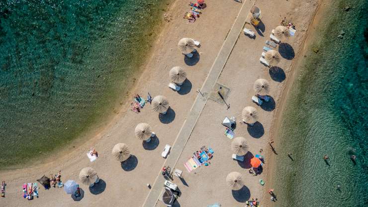 V Grčiji že poletnih 40 stopinj Celzija, a na plažah ne sme biti gneče