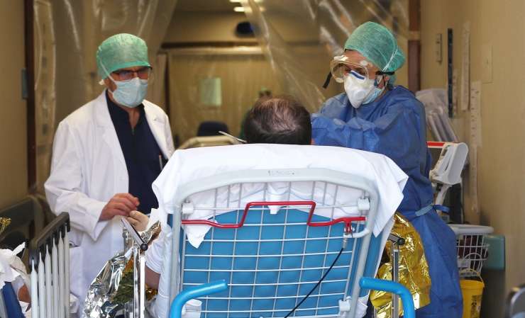 Italijanski zdravstveni delavci se počutijo ogoljufane: med epidemijo se žrtvovali, obljubljene nagrade pa ni