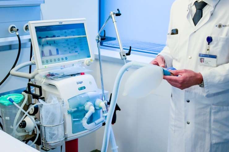 V ljubljanskem UKC bo za zdravljenje bolnikov s covidom-19 na voljo 48 respiratorjev