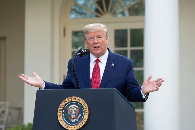 Po strelih pred Belo hišo Trump zapustil novinarsko konferenco