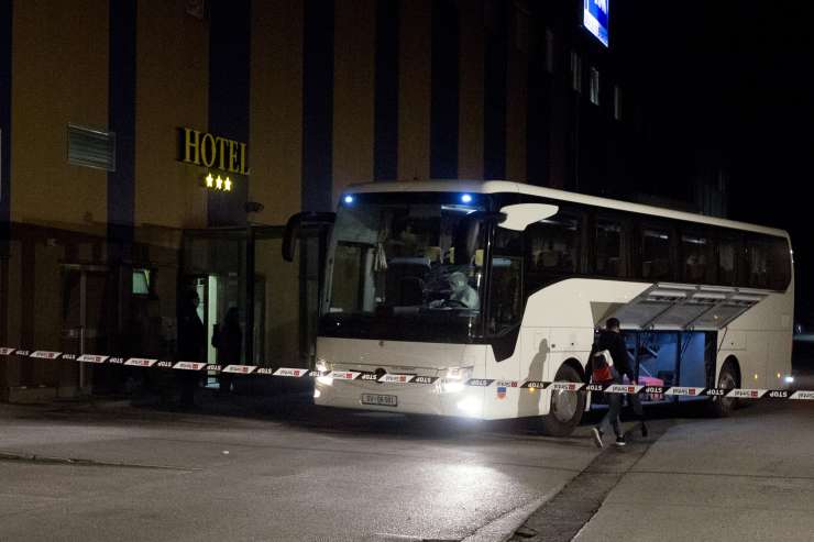 Med nastanjenimi v karanteni v Postojni dva okužena