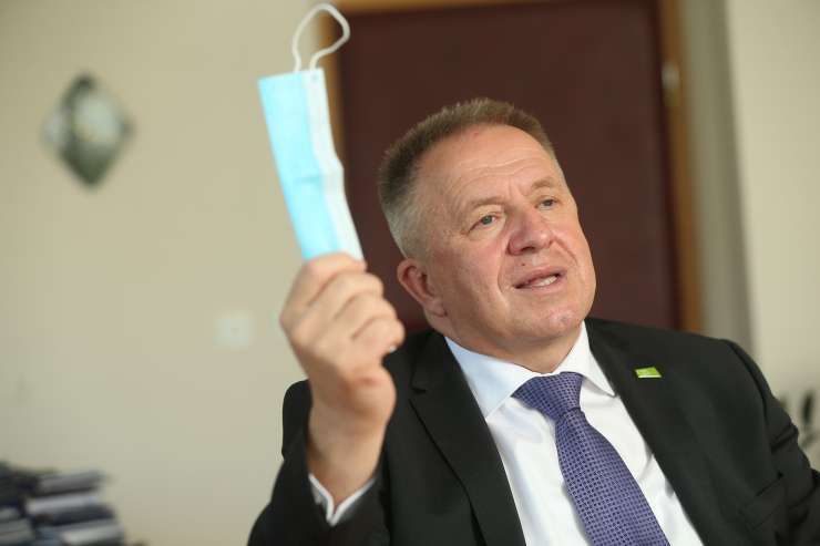Hišne preiskave zaradi nabave ventilatorjev tudi na gospodarskem ministrstvu