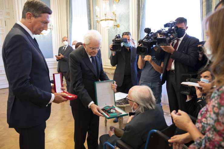 Boris Pahor je ob vrnitvi Narodnega doma prejel najvišji državni odlikovanji Slovenije in Italije