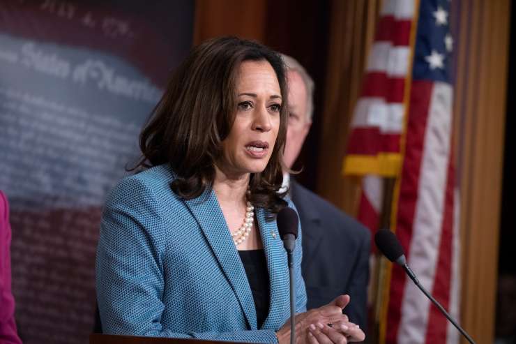 Kamala Harris zaradi stika z okuženima prekinila kampanjo v živo