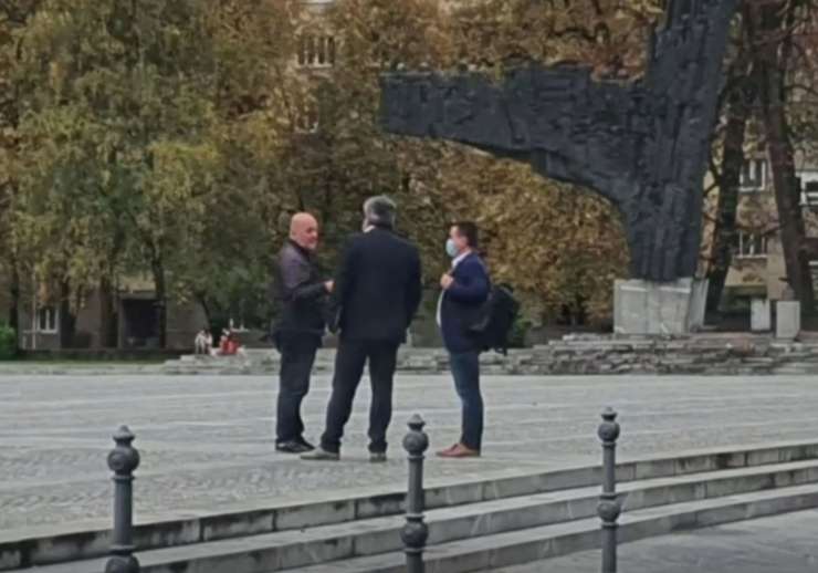 Jelinčič ujet brez maske pred parlamentom, a se razburja: Kaj je zdaj tukaj narobe? Adijo!