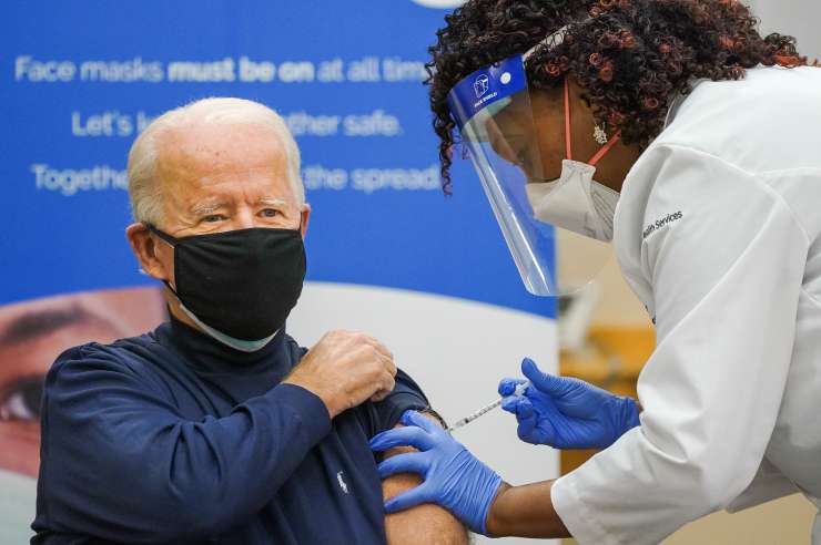 Biden dobil še drugi odmerek cepiva Moderne