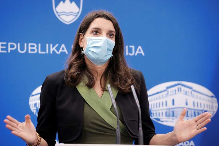 Nezaslišano sporočilo ministrice Kustečeve kaznovanim dijakom: To je prvi korak v svet odraslosti